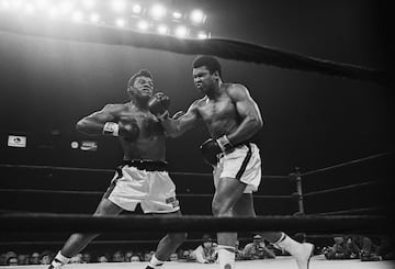 Patterson, excampeón mundial, era el ‘negro bueno’ para los blancos. Se negaba a llamar a Ali por su nuevo nombre y dijo que iba “a recuperar el título para EE UU”. En Las Vegas, Ali destrozó a Patterson. “Era como un niño arrancando las alas de una mariposa”, describió un cronista. Patterson acabó cegado por el resplandor y el boxeo de Ali: “Al final, comprendí que yo no era más que un boxeador y que él, en cambio, era historia”.