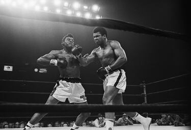 Patterson, excampeón mundial, era el ‘negro bueno’ para los blancos. Se negaba a llamar a Ali por su nuevo nombre y dijo que iba “a recuperar el título para EE UU”. En Las Vegas, Ali destrozó a Patterson. “Era como un niño arrancando las alas de una mariposa”, describió un cronista. Patterson acabó cegado por el resplandor y el boxeo de Ali: “Al final, comprendí que yo no era más que un boxeador y que él, en cambio, era historia”.