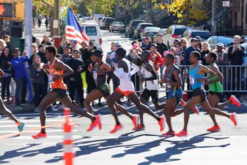 El grupo de cabeza de la prueba masculina de la Maratón de Nueva York. 