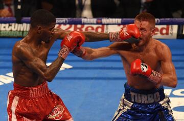 El británico Terry Flanagan intercambia golpes con el boxeador estadounidense Maurice Hooker.