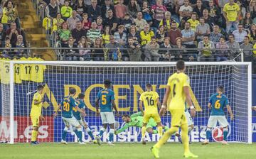 El jugador del Villarreal Mario marca el 1-1.