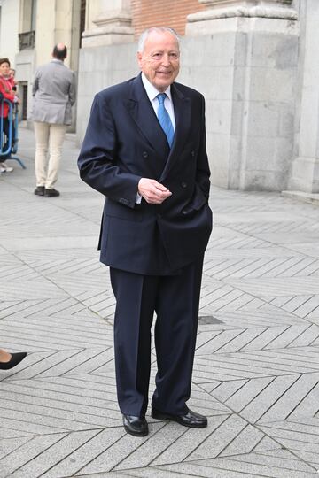 Jos¨¦ Mar¨ªa ?lvarez del Manzano, alcalde de Madrid entre 1991 y 2003, llega a la parroquia del?Sagrado Coraz¨®n y San Francisco de Borja.