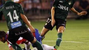 <b>DEBUT CON TRIUNFO. </b>Vadillo, en un lance del encuentro ante el Granada, se convirtió en el más joven en Primera con el Betis.