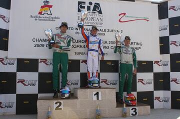 Carlos Sainz, en el segundo escaln del podio de la prueba de Zuera del Campeonato de Europa de KF3 de 2009.