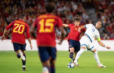 Le Normand pelea un balón frente a Pieros Sotiriou.