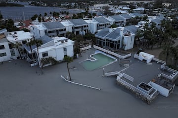 Vista aérea de edificios sumergidos después de las marejadas causadas por Milton en Venice, Florida. 