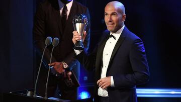 LON001. LONDRES (REINO UNIDO), 23/10/2017.- Zinedine Zidane, técnico del Real Madrid, recibe hoy, lunes 23 de octubre de 2017, el premio 'The Best' de la FIFA a mejor entrenador de la temporada en Londres (Reino Unido). El preparador francés, segundo el año pasado, se impuso a los italianos Massimiliano Allegri (Juventus de Turín) y Antonio Conte (Chelsea), después de la que fue una campaña inmejorable, en la que el Real Madrid ganó LaLiga, la Champions League y las Supercopas de España y de Europa. EFE/ANDY RAIN
