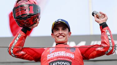 Marc Márquez celebra su noveno Mundial en el podio del GP de Japón.