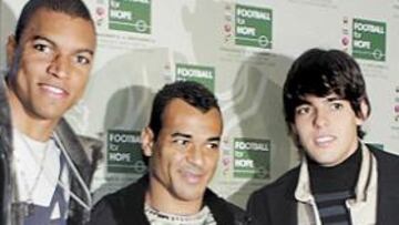 <b>EL MILÁN, CON CARLOS. </b>Dida, Cafú y Kaká no dudaron en ponerse al lado del portero camerunés del Espanyol. Su grito fue ¡guerra sin cuartel y total al racismo!