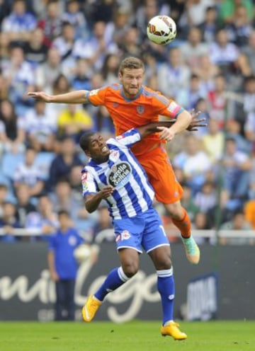 Shkodran Mustafi de cabeza con Ivan Cavaleiro.