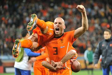 Desde que Bert van Maarwijk se hiciera cargo de la selecci車n holandesa en 2008, en sustituci車n de Marco van Basten, los 'oranje' hab赤an completado otra soberbia trayectoria: 25 partidos consecutivos sin conocer la derrota, con 20 victorias y cinco empates. Hab赤an marcado 52 goles y encajado 15. S車lo Australia le hab赤a derrotado en un amistoso en septiembre de 2018 (1-2 en Eindhoven).