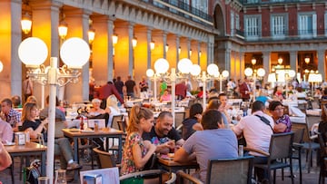 Las terrazas de la Plaza Mayor de Madrid al atardecer en una fotografía tomada en 2012.