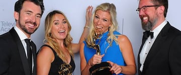 Lindsay Shookus muerde uno de los premios de la academia de televisión estadounidense.