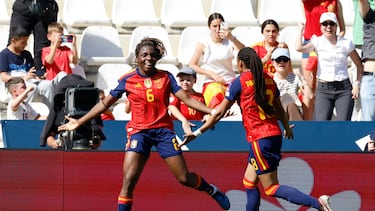 Soccer Football - Women's World Cup - European Qualifiers - Spain v Ukraine - Estadio Nuevo Arcangel, Cordoba, Spain - April 18, 2026 Spain's Edna Imade celebrates scoring their second goal with Salma Paralluelo REUTERS/Jon Nazca