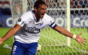 El atacante de 35 años ha estado en la órbita del fútbol chileno en más de una ocasión: estuvo cerca de llegar a la UC, pero optó por ir a Nacional de Uruguay. En el 2019 lleva 20 goles.