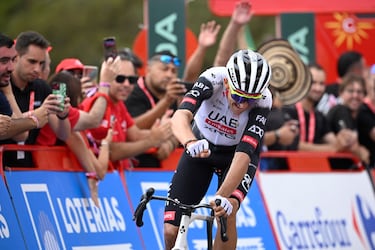 Marc Soler celebra su victoria en La Farrapona.