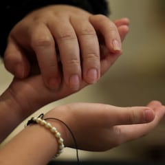 Indignación total en EEUU: ICE retiene a un padre mientras su hijo muere sin poder despedirse