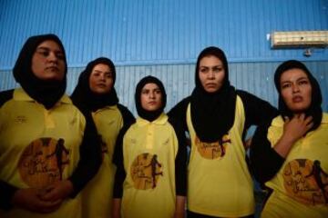 Las jugadoras de baloncesto afganas de la provincia de Herat (en amarillo) compiten con el equipo de Kabul, en un partido amistoso en el Estadio Olímpico Nacional de Kabul el 18 de septiembre de 2013.