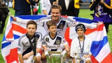 David Beckham posa con sus hijos Brooklyn y Romeo junto a la MLS Cup el pasado mes de diciembre.