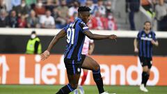 Duván Zapata en un partido con Atalanta