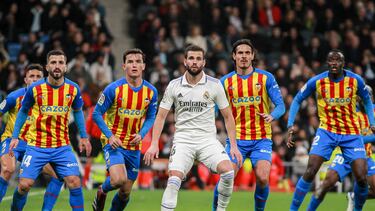 Nacho, rodeado de jugadores del Valencia (Gayà, Guillamón, Cavani y Diakhaby), en el partido del jueves en el Bernabéu.