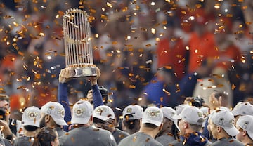 Houston (United States), 05/11/2022.- Houston Astros players celebrate with the Commissioner's Trophy after defeating the Philadelphia Phillies in game six to win the World Series at Minute Maid Park in Houston, Texas, USA, 05 November 2022. (Estados Unidos, Filadelfia) EFE/EPA/ERIK S. LESSER
