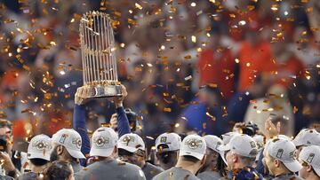 Houston (United States), 05/11/2022.- Houston Astros players celebrate with the Commissioner's Trophy after defeating the Philadelphia Phillies in game six to win the World Series at Minute Maid Park in Houston, Texas, USA, 05 November 2022. (Estados Unidos, Filadelfia) EFE/EPA/ERIK S. LESSER