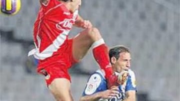 <b>PATADA. </b>Los rayistas asustaron un golpe durísimo al Espanyol, como éste sobre Zabaleta.