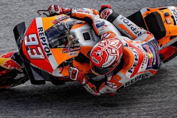 Imagen de Marc Márquez pilotando durante los entrenamientos libres del Gran Premio de Malasia en el Circuito de Sepang.