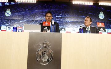 Raphael Varane y Emilio Butrageño.