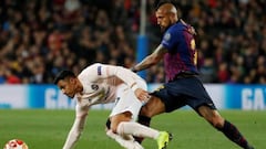 Alexis vuelve a jugar tras 45 días y es ovacionado en el Camp Nou