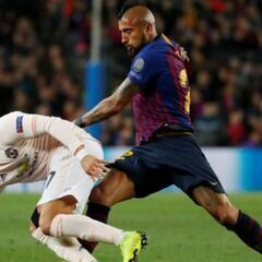 Alexis vuelve a jugar tras 45 días y es ovacionado en el Camp Nou