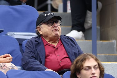 El actor estadounidense Danny DeVito asiste a la final individual masculina de tenis entre el italiano Jannik Sinner y el español Carlos Alcaraz.