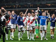 NEA PHILADELPHIA (Greece), 16/04/2026.- Rayo Vallecanos' players celebrate after the UEFA Conference League quarter-finals, 2nd leg soccer match between AEK Athens and Rayo Vallecano in Nea Philadelphia, Attica, Greece, 16 April 2026. (Grecia, Atenas, Filadelfia) EFE/EPA/GEORGIA PANAGOPOULOU