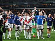NEA PHILADELPHIA (Greece), 16/04/2026.- Rayo Vallecanos' players celebrate after the UEFA Conference League quarter-finals, 2nd leg soccer match between AEK Athens and Rayo Vallecano in Nea Philadelphia, Attica, Greece, 16 April 2026. (Grecia, Atenas, Filadelfia) EFE/EPA/GEORGIA PANAGOPOULOU