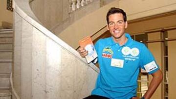 <b>LE HA PILLADO ALLÍ</b>. Al nadador catalán, trotamundos del deporte, los bombardeos le han cogido el un país del Golfo Pérsico.