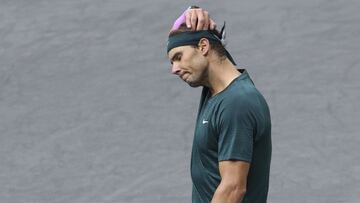 Nadal se lamenta en el Masters de París.