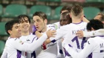 Babacar celebra uno de sus dos goles ante Sassuolo. David Pizarro, que asisti&oacute; en el segundo, y Mat&iacute;as Fern&aacute;ndez, se unen al grupo.