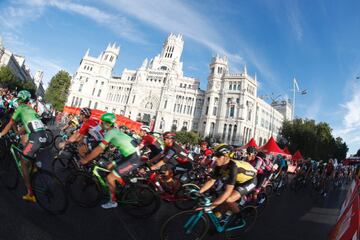 El pelotón ciclista pasa por la Plaza de la Cibeles.