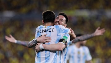 AMDEP8516. GUAYAQUIL (ECUADOR), 29/03/2022.- Julián Álvarez y Lionel Messi de Argentina celebran un gol durante un partido entre Ecuador y Argentina por las eliminatorias sudamericanas para el mundial de la FIFA Catar 2022, hoy, en Guayaquil (Ecuador). EFE/ Franklin Jácome POOL