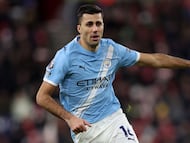 Rodri Hernández, jugador del Manchester City, da instrucciones durante el partido ante el Sunderland.