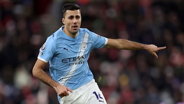 Rodri Hernández, jugador del Manchester City, da instrucciones durante el partido ante el Sunderland.