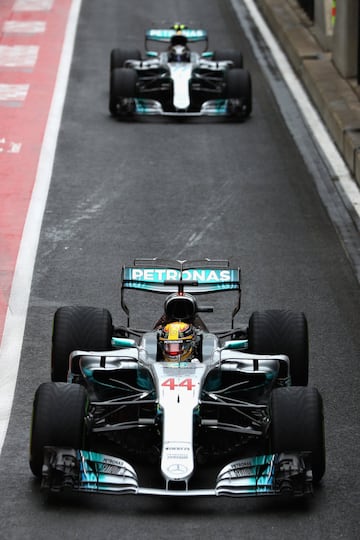 Lewis Hamilton seguido de Valtteri Bottas.