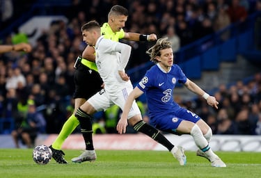 Federico Valverde progresa con el balón entre el árbitro del encuentro, Daniele Orsato y el jugador 'blue' Conor Gallagher.