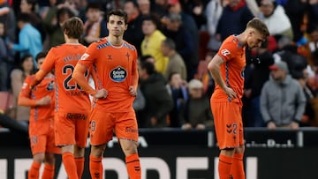 Los jugadores del Celta tras su derrota en el partido de LaLiga entre el Valencia y el Celta de Vigo, este domingo en el estadio de Mestalla.
