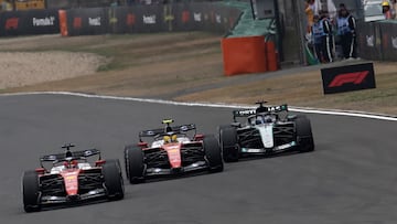 Charles Leclerc (Ferrari SF-26), Lewis Hamilton (Ferrari SF-26) y George Russell (Mercedes W17). Shanghái, China. F1 2026.
