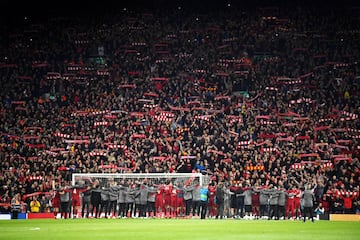 Los aficionados del Liverpool celebran el pase a la final de la Champions League tras remontar la eliminatoria ante el Barcelona en Anfield.