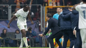 ISTANBUL (Turkey), 25/11/2025.- Royale Union Saint-Gilloise's Promise David (L) celebrates with head coach David Hubert (R) after scoring 1-0 goal during the UEFA Champions League match between Galatasaray and Royale Union Saint-Gilloise in Istanbul, Turkey, 25 November 2025. (Liga de Campeones, Turquía, Estanbul) EFE/EPA/TOLGA BOZOGLU