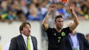 Miguel Herrera junto a Miguel Layún