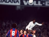 Laurie Cunningham salta por encima de dos jugadores del Barcelona.